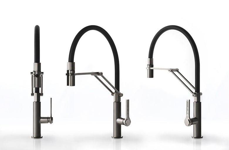 Miscelatore Cucina Semi Pro Canna Girevole E Doccetta installato su lavello, vista della bocca e della leva
