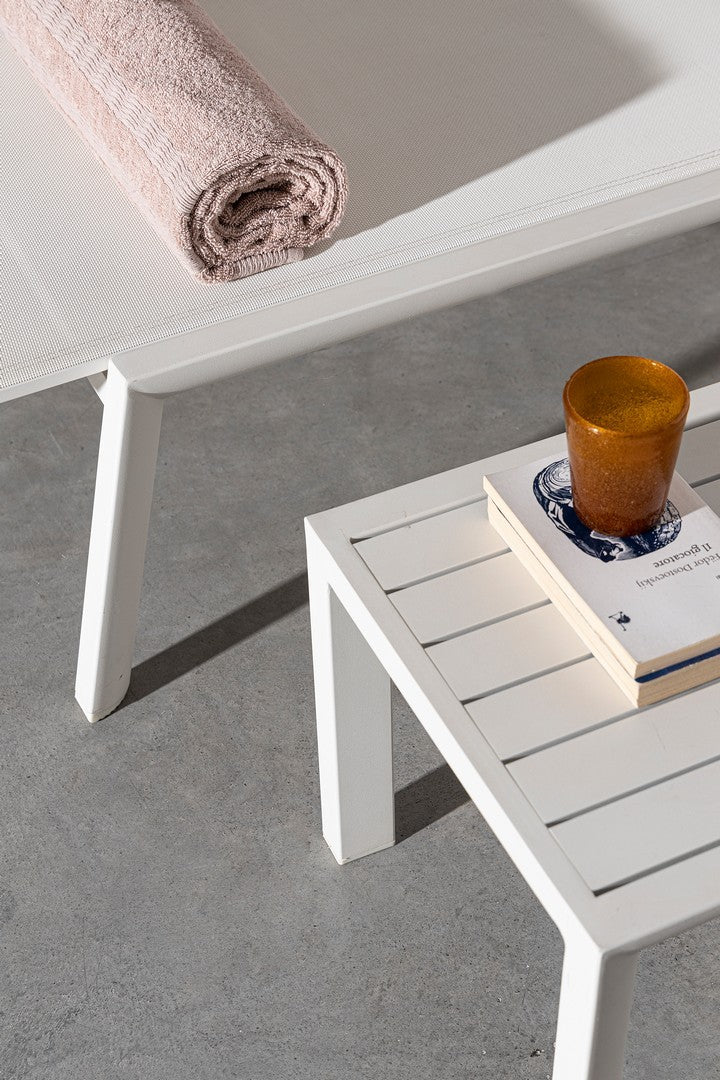 Andrea bizzotto Kaylan lettino sdraio con ruote bianco ambientato in spazio living con arredi coordinati