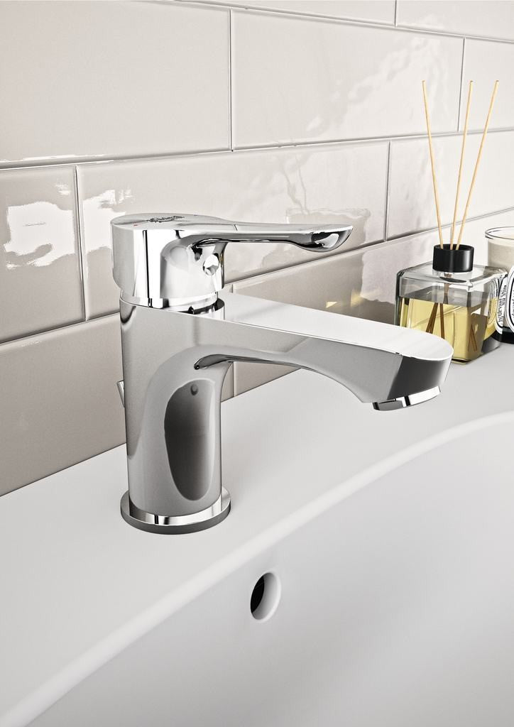 Ideal Standard Alpha Rubinetto Lavabo Con Piletta Cromo ambientato su piano bagno con accessori