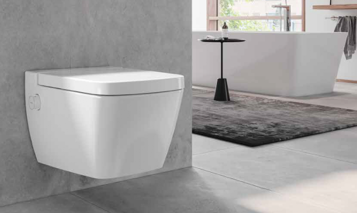 Teceone Vaso In Ceramica Con Doccetta ambientato su piano bagno con accessori - Tece Italia