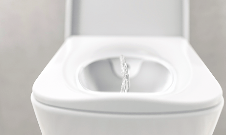 Teceone Vaso In Ceramica Con Doccetta ambientato su piano bagno con accessori - Tece Italia
