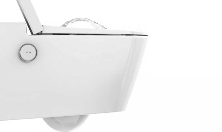 Teceone Vaso In Ceramica Con Doccetta ambientato su piano bagno con accessori - Tece Italia