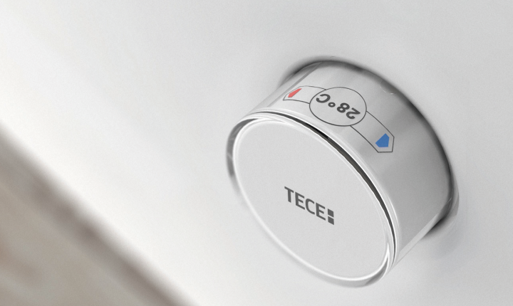 Teceone Vaso In Ceramica Con Doccetta ambientato su piano bagno con accessori - Tece Italia