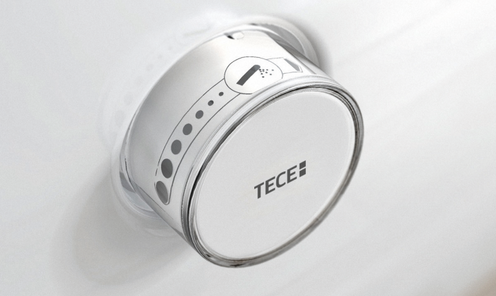 Teceone Vaso In Ceramica Con Doccetta ambientato su piano bagno con accessori - Tece Italia