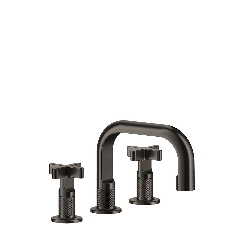 Gessi Inciso Gruppo Lavabo 3 Fori con maniglie a croce e Black Xl ambientato su piano bagno con accessori