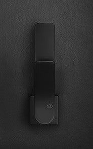 Gessi Rilievo Miscelatore Lavabo Con Scarico black metal ambientato su piano bagno con accessori