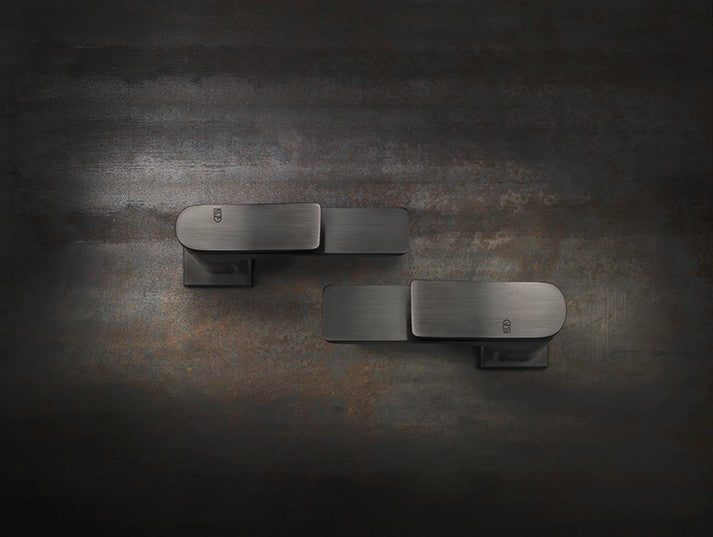 Gessi Rilievo Miscelatore Lavabo Con Scarico black metal ambientato su piano bagno con accessori