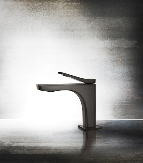 Gessi Rilievo Miscelatore Lavabo Con Scarico black metal ambientato su piano bagno con accessori