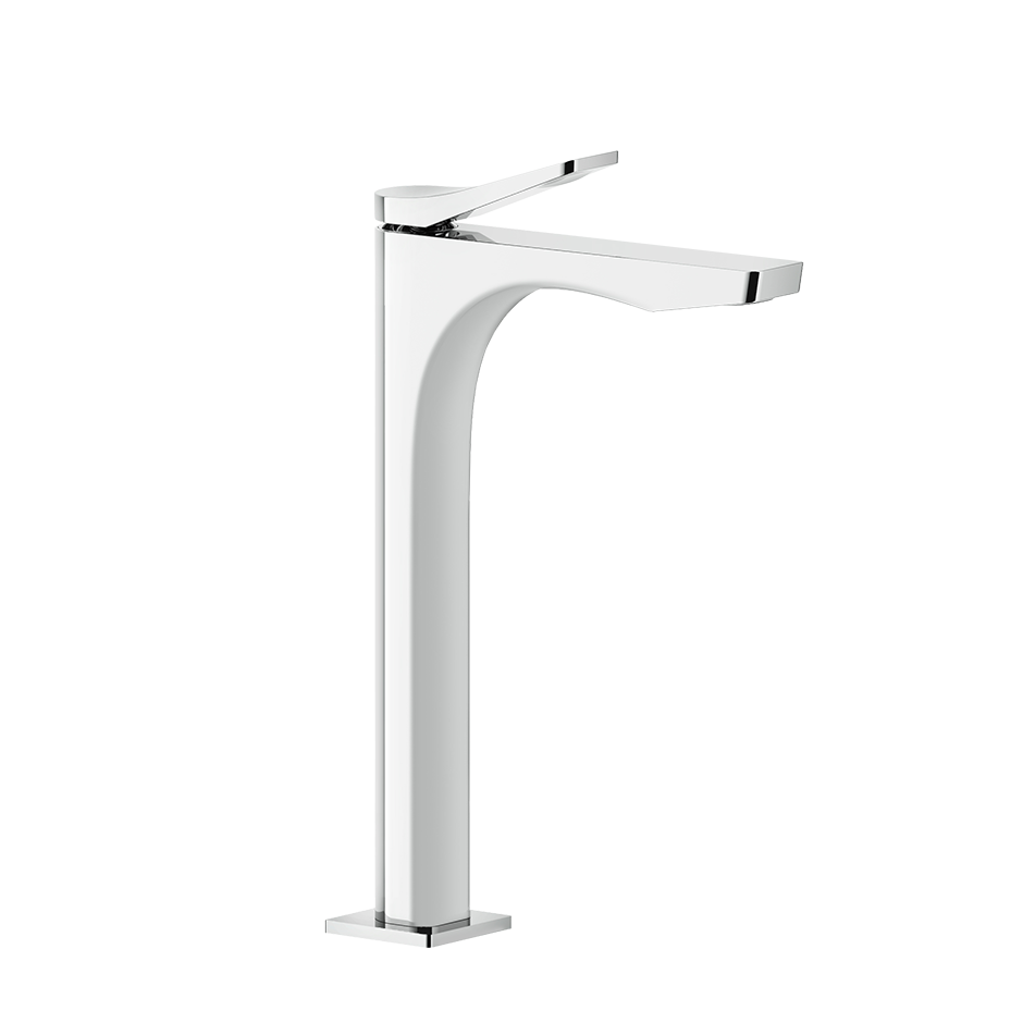 Gessi Rilievo Miscelatore Lavabo Alto Senza Scarico cromo Cromo Lucido ambientato su piano bagno con accessori