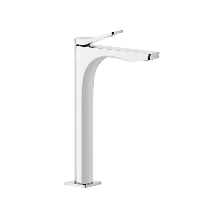 Gessi Rilievo Miscelatore Lavabo Alto Senza Scarico cromo Cromo Lucido ambientato su piano bagno con accessori