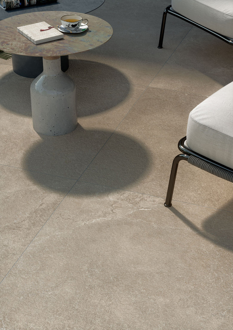 Cotto D'Este Kerlite Lithos 20 Mm Pavimento Rivestimento Stone Lt posata in ambiente arredato, dettaglio della venatura...