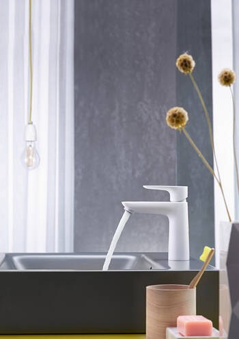 Hansgrohe Talis E Miscelatore Lavabo 110 Con Saltarello in opaco ambientato su piano bagno con accessori