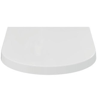 Sedile Rallentato Bianco Europeo Blend Curve Ideal Standard ambientato su piano bagno con accessori