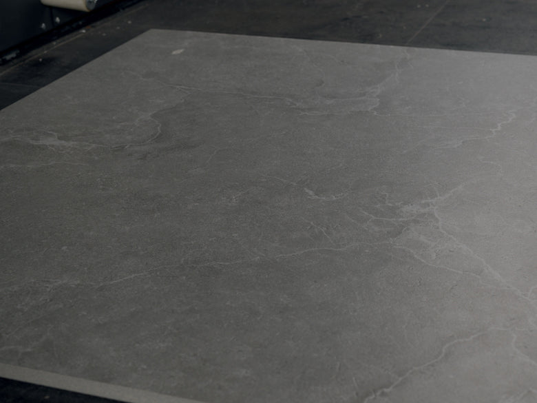 Cotto D'Este Kerlite Lithos 6plus Pavimento Rivestimento Stone Lt posata in ambiente arredato, dettaglio della venatura...