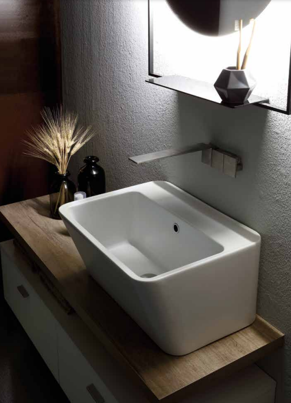 Colavene Wynn lavatoio 70x40 in ceramica bianco lucido installato su lavello, vista della bocca e della leva