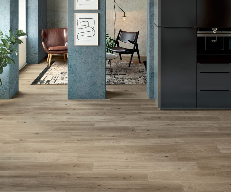 Blustyle Green Wood Pavimento Rivestimento Effetto Legno posata in ambiente arredato, dettaglio della venatura