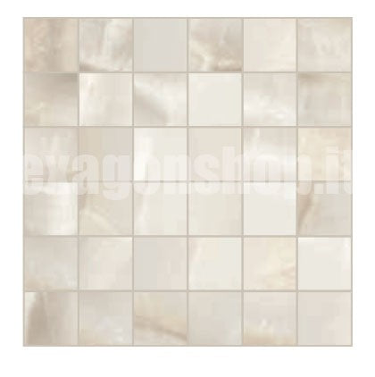 Mosaico 30x30 Effetto Marmo In Gres Porcellanato posata in ambiente arredato, dettaglio della venatura