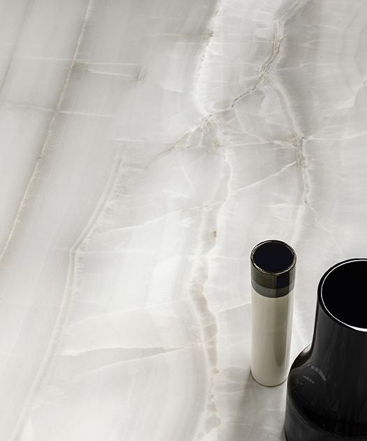 Pavimento Rivestimento 30x60 Effetto Marmo In Gres posata in ambiente arredato, dettaglio della venatura