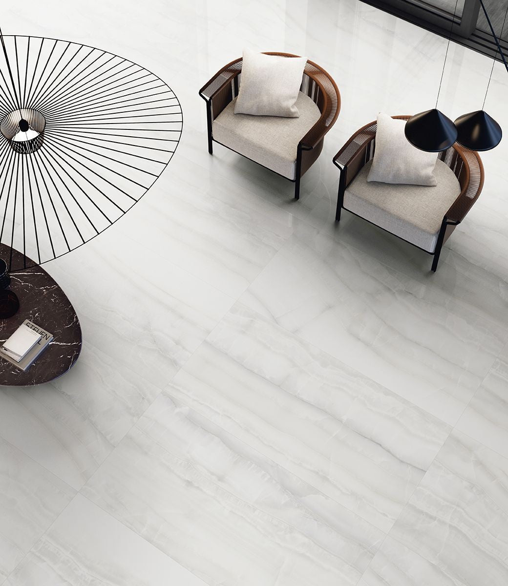Pavimento rivestimento 60x120 Effetto Marmo In Gres Silver Krystal posata in ambiente arredato, dettaglio della venatura