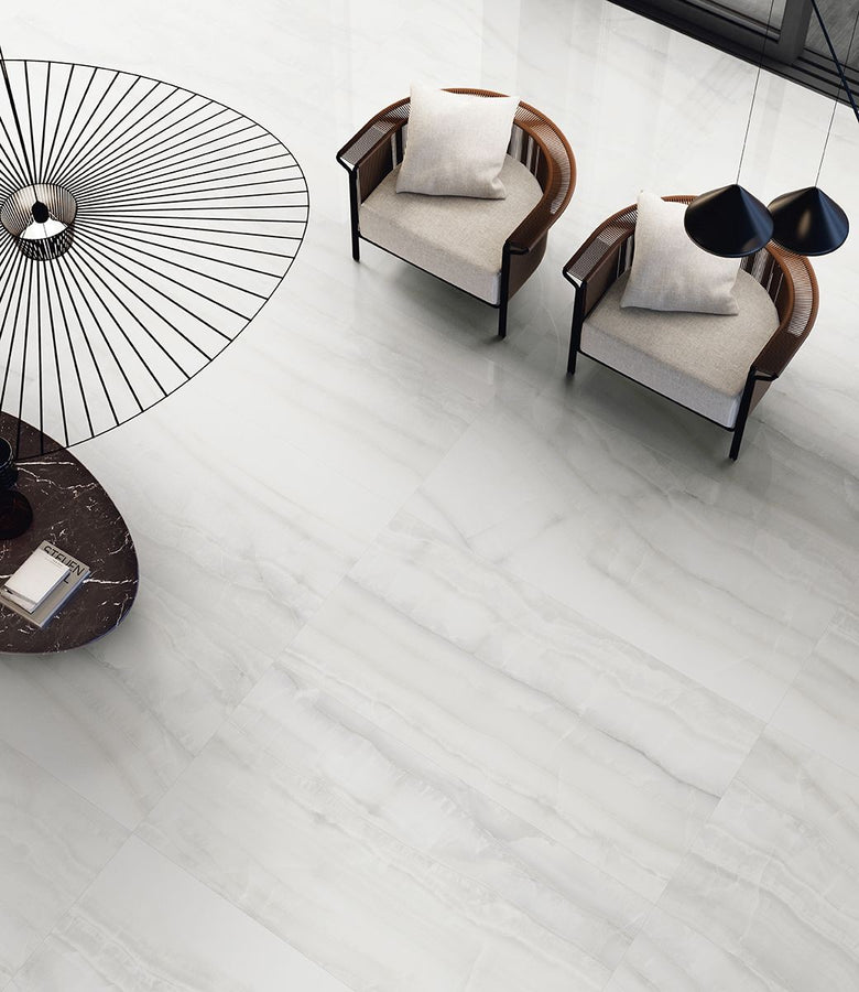 Pavimento rivestimento 60x120 Effetto Marmo In Gres Silver Krystal posata in ambiente arredato, dettaglio della venatura