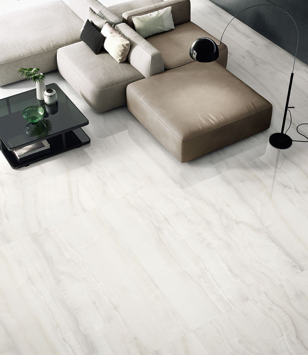 Pavimento rivestimento 60x120 Effetto Marmo in Gres White Krystal posata in ambiente arredato, dettaglio della venatura