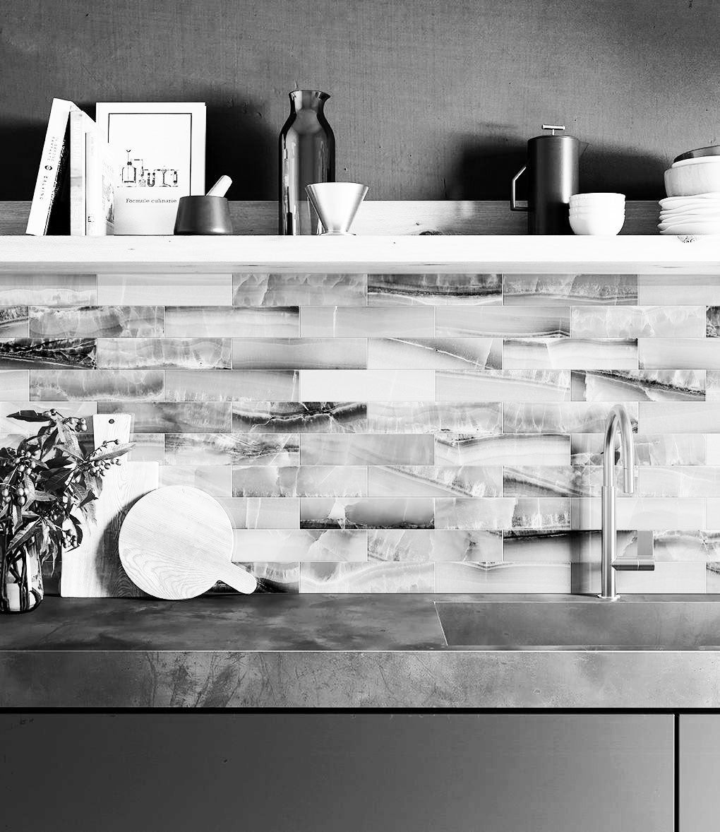 Pavimento rivestimento 7,3x29,6 Effetto Marmo Gres posata in ambiente arredato, dettaglio della venatura