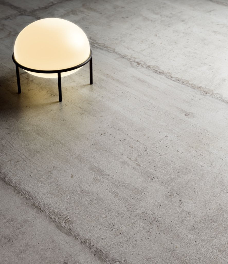 Pavimento Rivestimento 60x120 effetto cemento antiscivolo, dettaglio ravvicinato della finitura e delle fughe