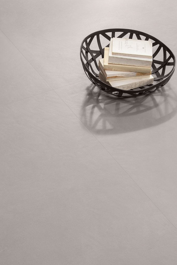Pavimento rivestimento 60x60 Cm Effetto Resina In Gres posata in ambiente arredato, dettaglio della venatura