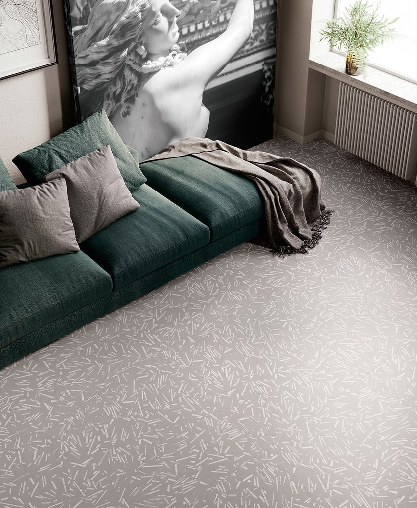 Pavimento rivestimento 90x90 decoro In Gres Porcellanato posata in ambiente arredato, dettaglio della venatura
