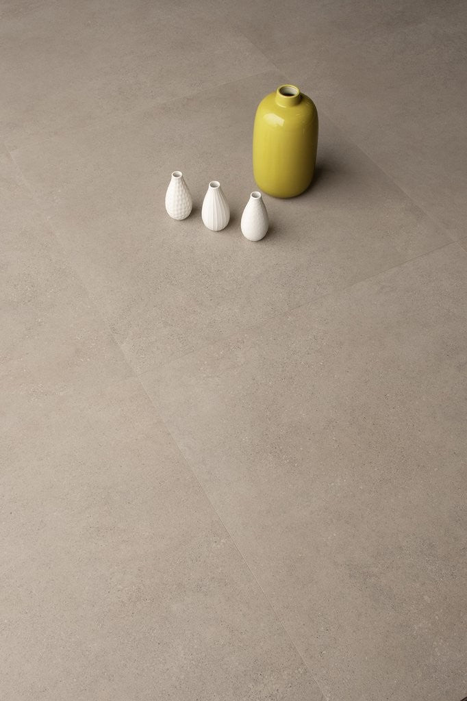 Pavimento Rivestimento 120x120 Cm Effetto Pietra In Gres in ambientazione completa, vista d'insieme della stanza