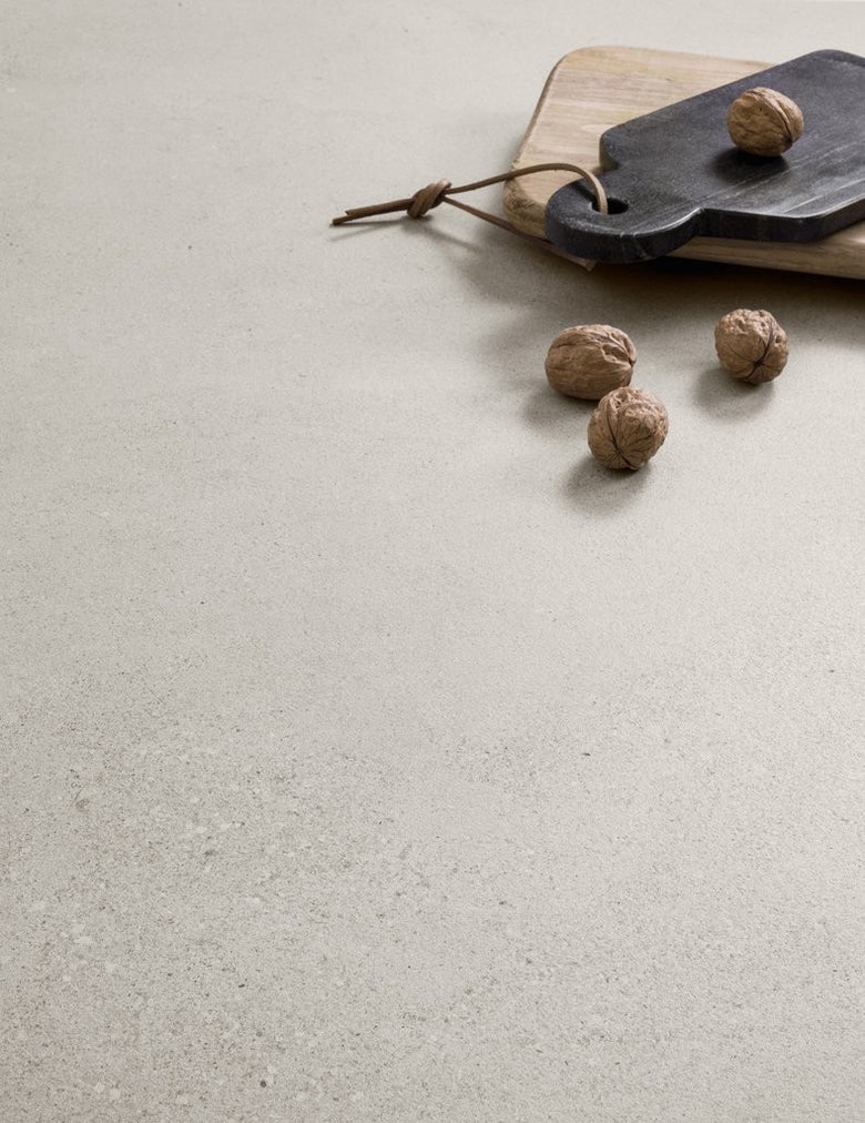 Pavimento Rivestimento 60x120 Cm Effetto Pietra In Gres in ambientazione completa, vista d'insieme della stanza
