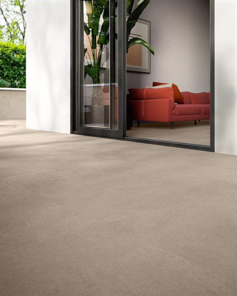 Pavimento Rivestimento 60x60 Cm Effetto Pietra In Gres in ambientazione completa, vista d'insieme della stanza