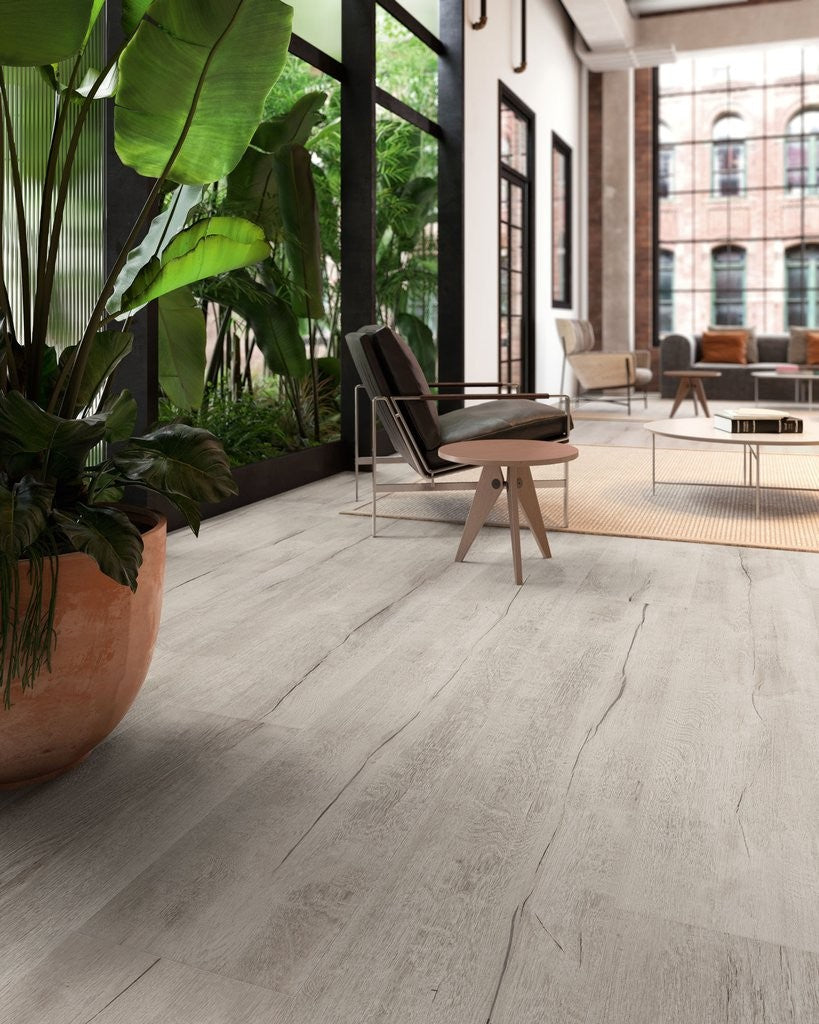 Pavimento 20x120 Effetto Parquet in Gres Porcellanato Grey posata in ambiente arredato, dettaglio della venatura