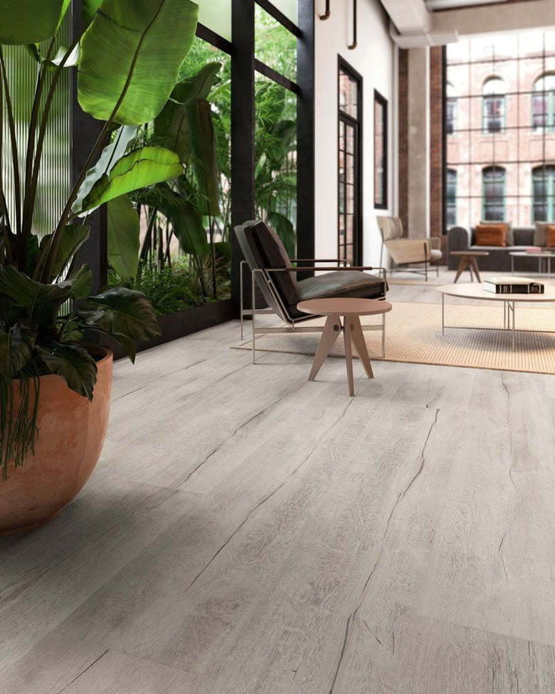 Pavimento 20x120 Effetto Parquet in Gres Porcellanato Grey posata in ambiente arredato, dettaglio della venatura