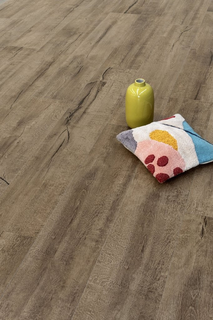Pavimento 30x180 effetto Parquet in Gres Porcellanato Brown posata in ambiente arredato, dettaglio della venatura