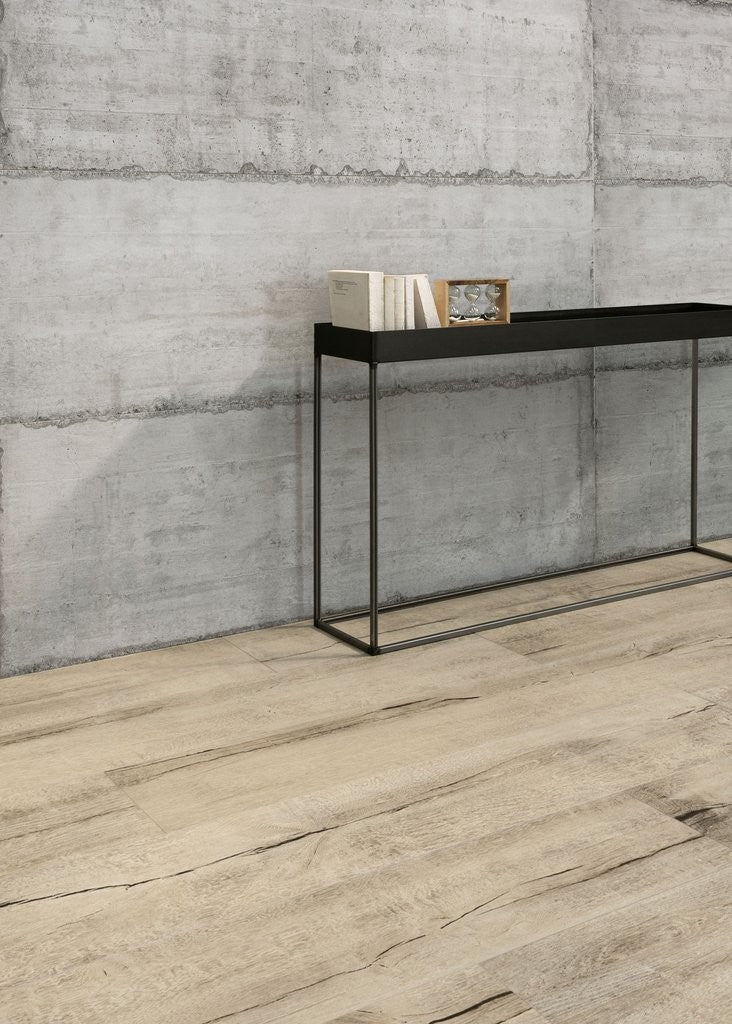 Pavimento 30x180 Effetto Parquet in Gres Porcellanato Honey posata in ambiente arredato, dettaglio della venatura