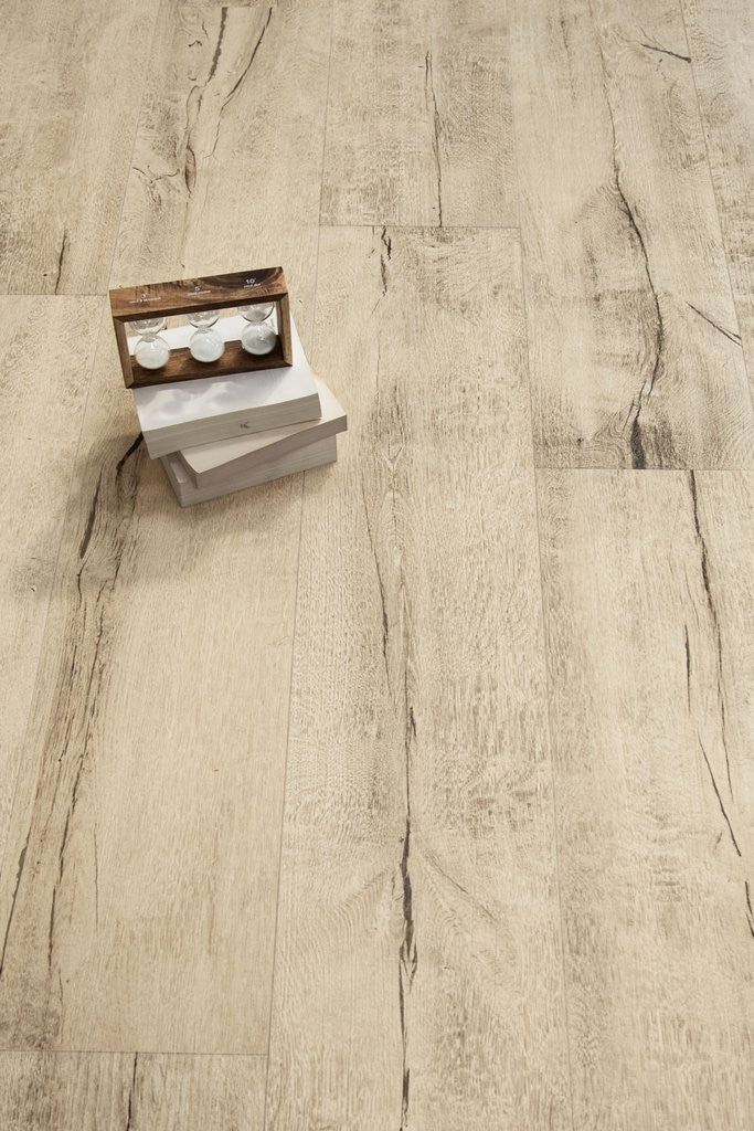 Pavimento 30x180 Effetto Parquet in Gres Porcellanato Honey in ambientazione completa, vista d'insieme della stanza