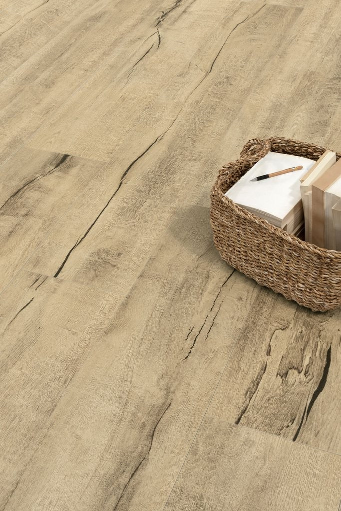 Pavimento 30x180 Effetto Parquet in Gres Porcellanato posata in ambiente arredato, dettaglio della venatura