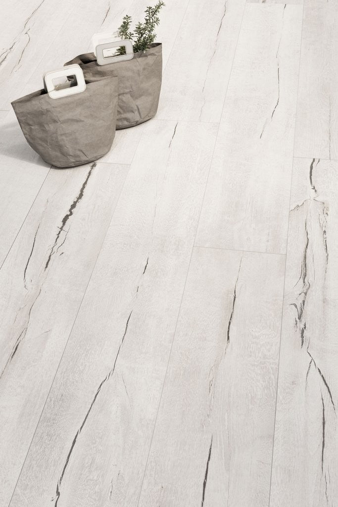 Pavimento 30x180 Effetto Parquet in Gres Porcellanato White posata in ambiente arredato, dettaglio della venatura
