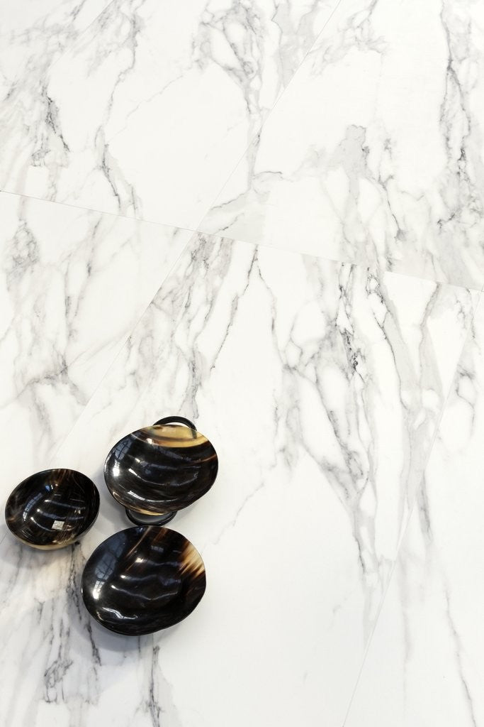 Pavimento Rivestimento 60x120 Cm Effetto Marmo In Gres posata in ambiente arredato, dettaglio della venatura