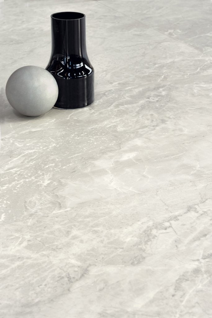 Pavimento Rivestimento 60x120 Cm Effetto Marmo In Gres in ambientazione completa, vista d'insieme della stanza