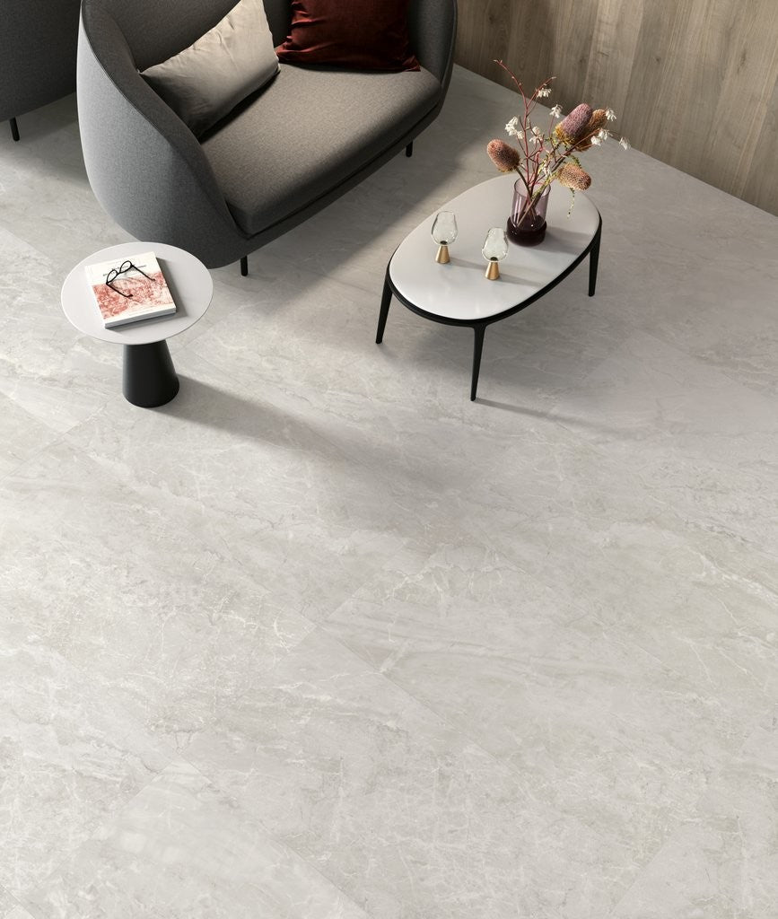 Pavimento Rivestimento 60x120 Cm Effetto Marmo In Gres Silver Kry posata in ambiente arredato, dettaglio della venatura