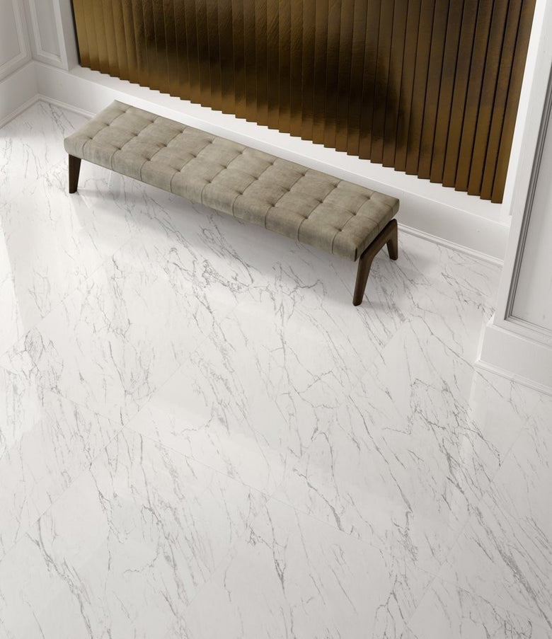 Pavimento Rivestimento 60x120 Cm Effetto Marmo In Gres Venatino Kry posata in ambiente arredato, dettaglio della venatura