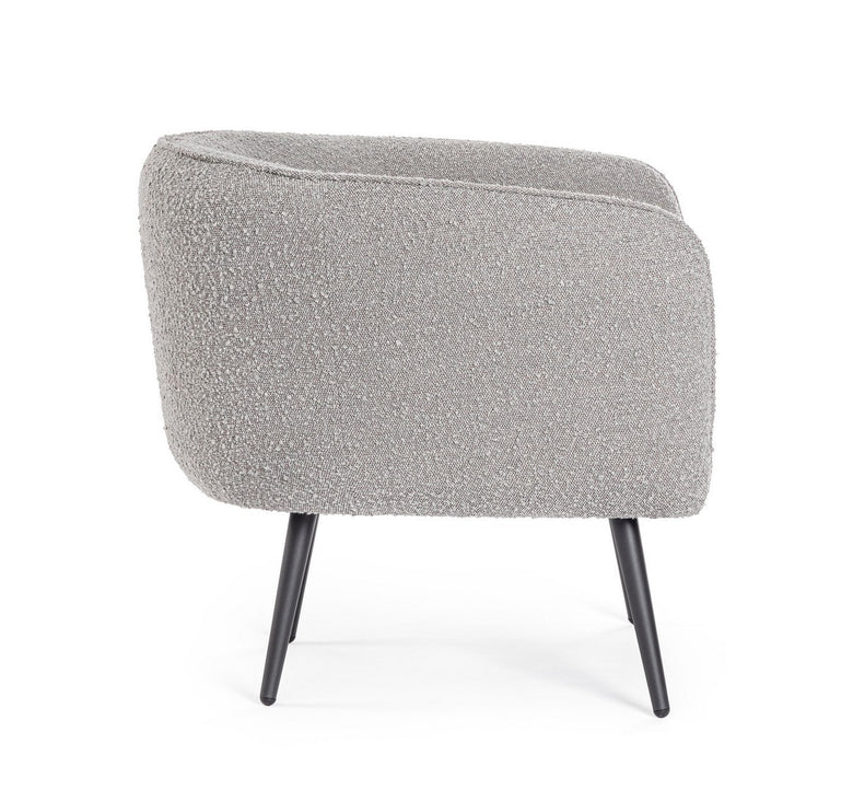 Andrea Bizzotto Avril Poltrona Effetto Boucle Grigio ambientato in spazio living con arredi coordinati