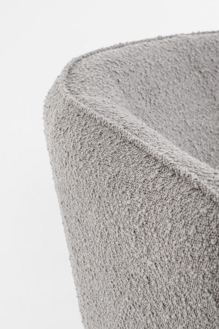 Andrea Bizzotto Avril Poltrona Effetto Boucle Grigio ambientato in spazio living con arredi coordinati
