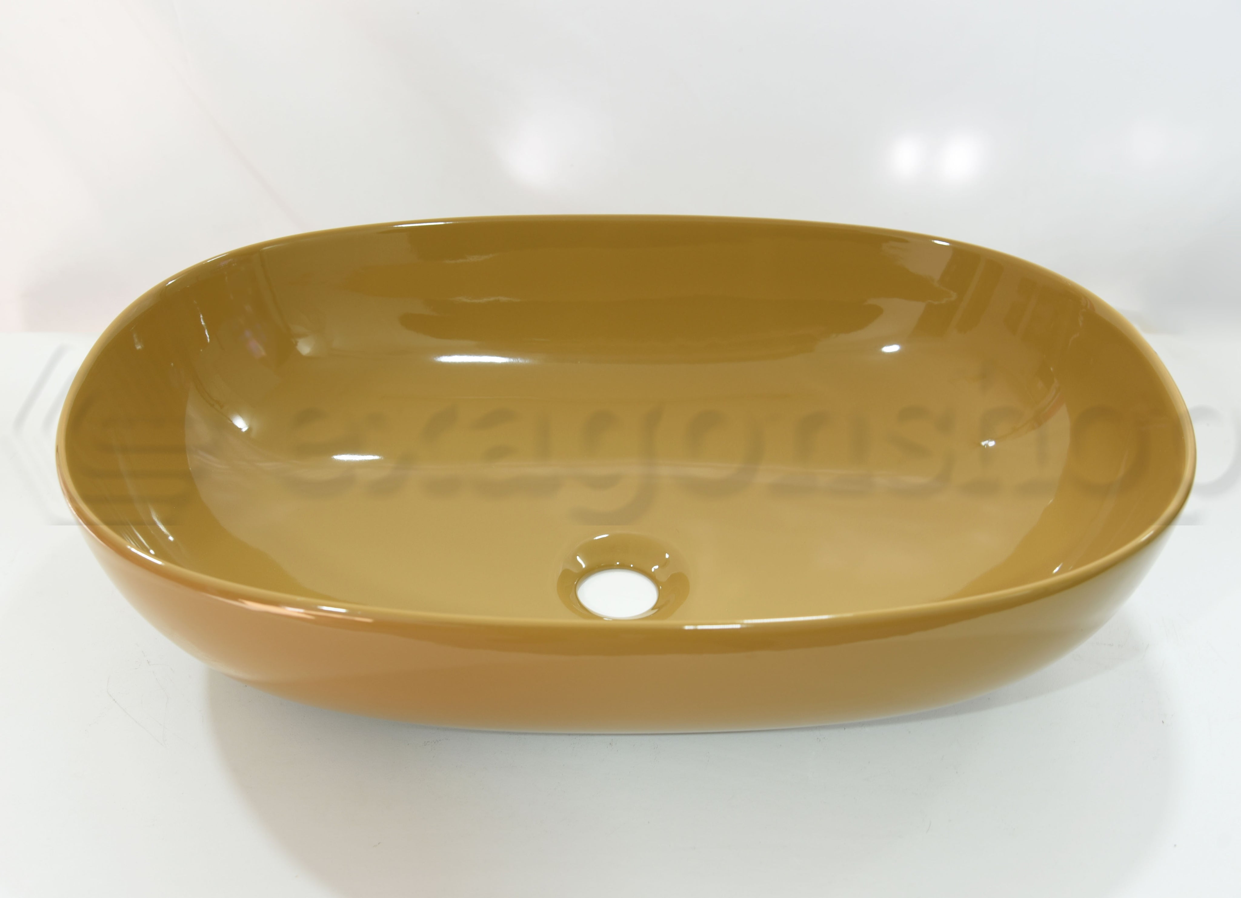 Lavabo 60x39 Da Appoggio Curry Lucido Milk Extreme Nic ambientato su piano bagno con accessori - Nic Design