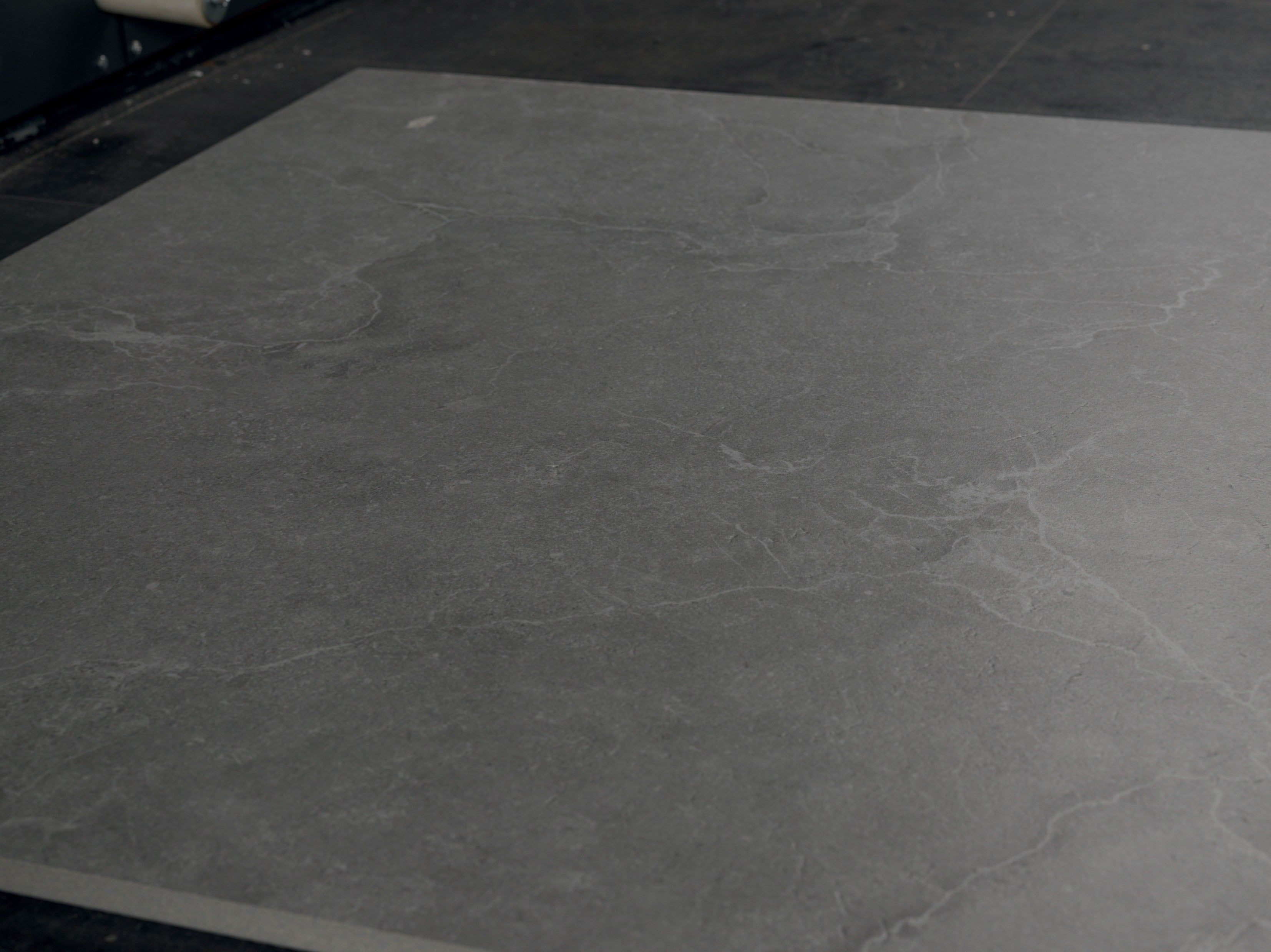 Cotto D'Este Kerlite Lithos 6plus Pavimento Rivestimento Stone Lt posata in ambiente arredato, dettaglio della venatura...