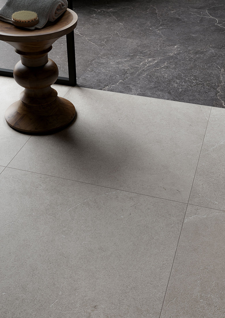 Cotto D'Este Lithos Pavimento Rivestimento 90x90 Cm 14 Mm Carbon Lt posata in ambiente arredato, dettaglio della venatura...