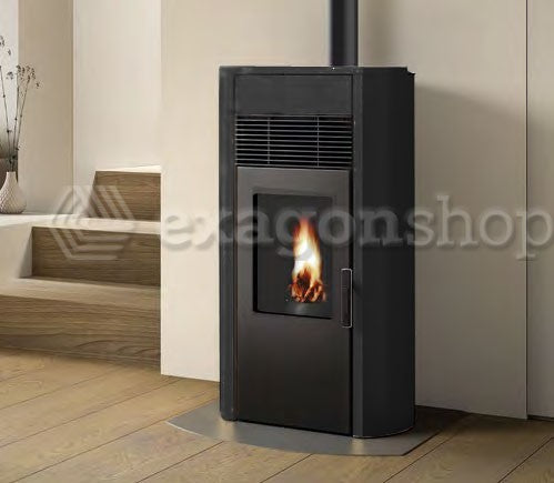 Royal roberta air 60 us stufa a pellet ad aria 6kw in in ceramica accesa in soggiorno, fiamma visibile attraverso il vetro