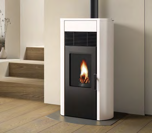 royal roberta air 60 us stufa a pellet ad aria 6kw in ceramica accesa in soggiorno, fiamma visibile attraverso il vetro